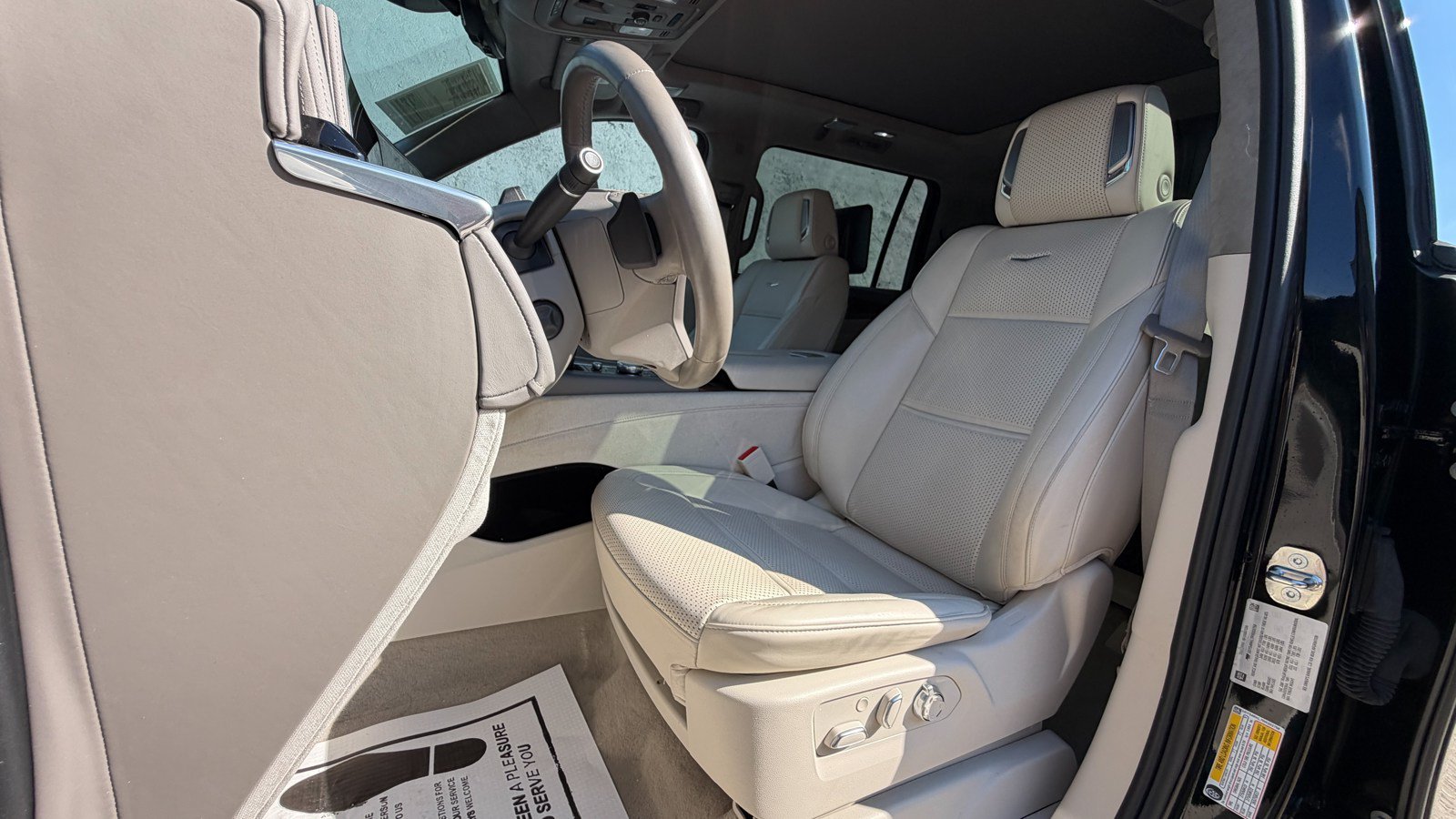 Used 2024 Cadillac Escalade ESV Sport Platinum w/ LPO, ONYX Package AWD/4WD image 15
