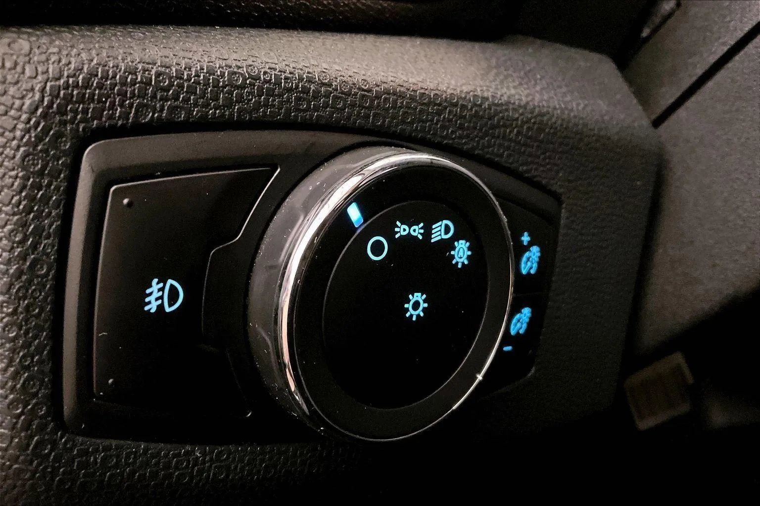 Used 2019 Ford EcoSport SE w/ SE Convenience Package image 30