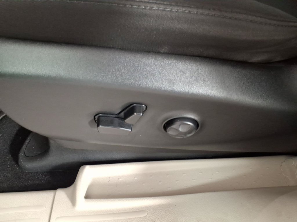 Used 2023 Chrysler Voyager LX FWD image 13