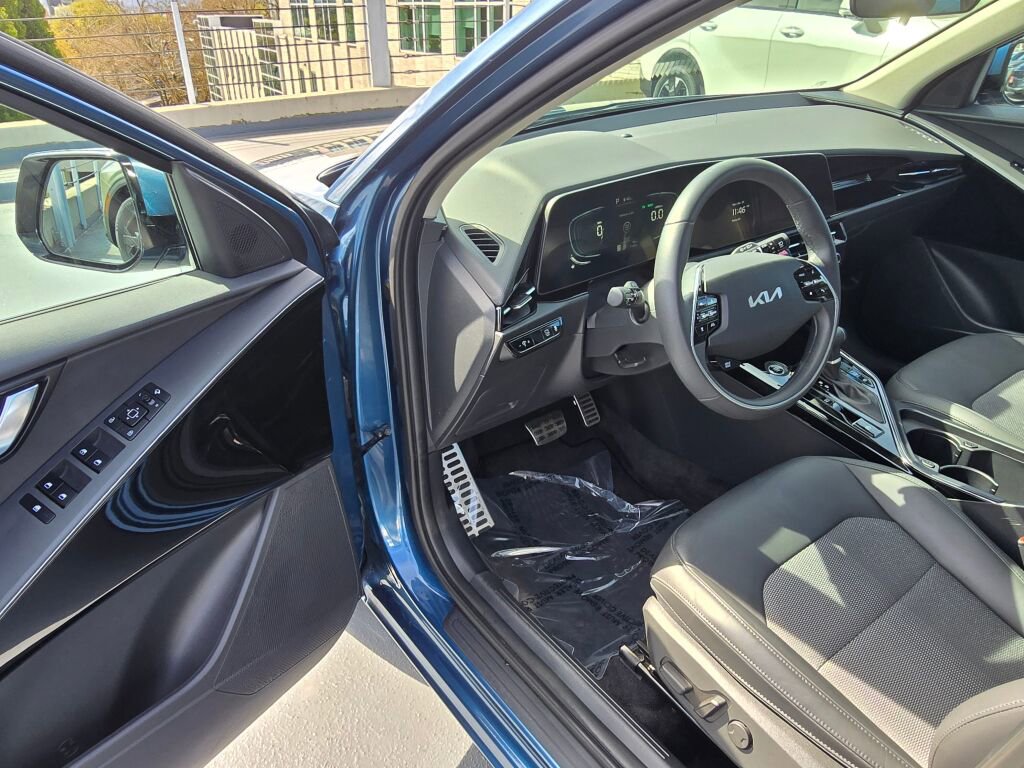 Used 2024 Kia Niro EX Touring image 21