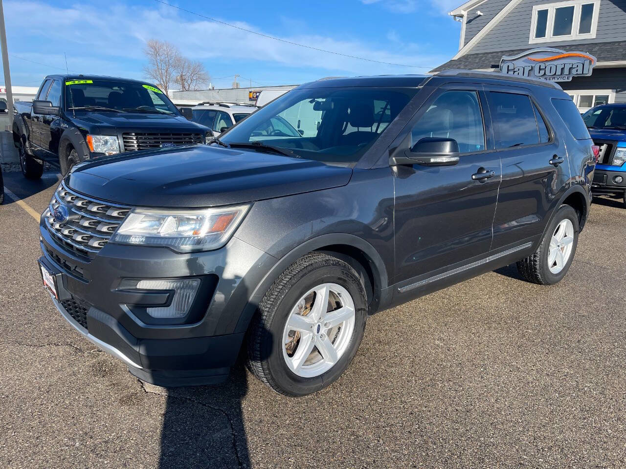 Used 2017 Ford Explorer XLT AWD/4WD image 1