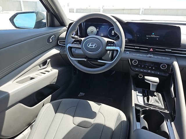 Certified 2025 Hyundai Elantra SEL image 9