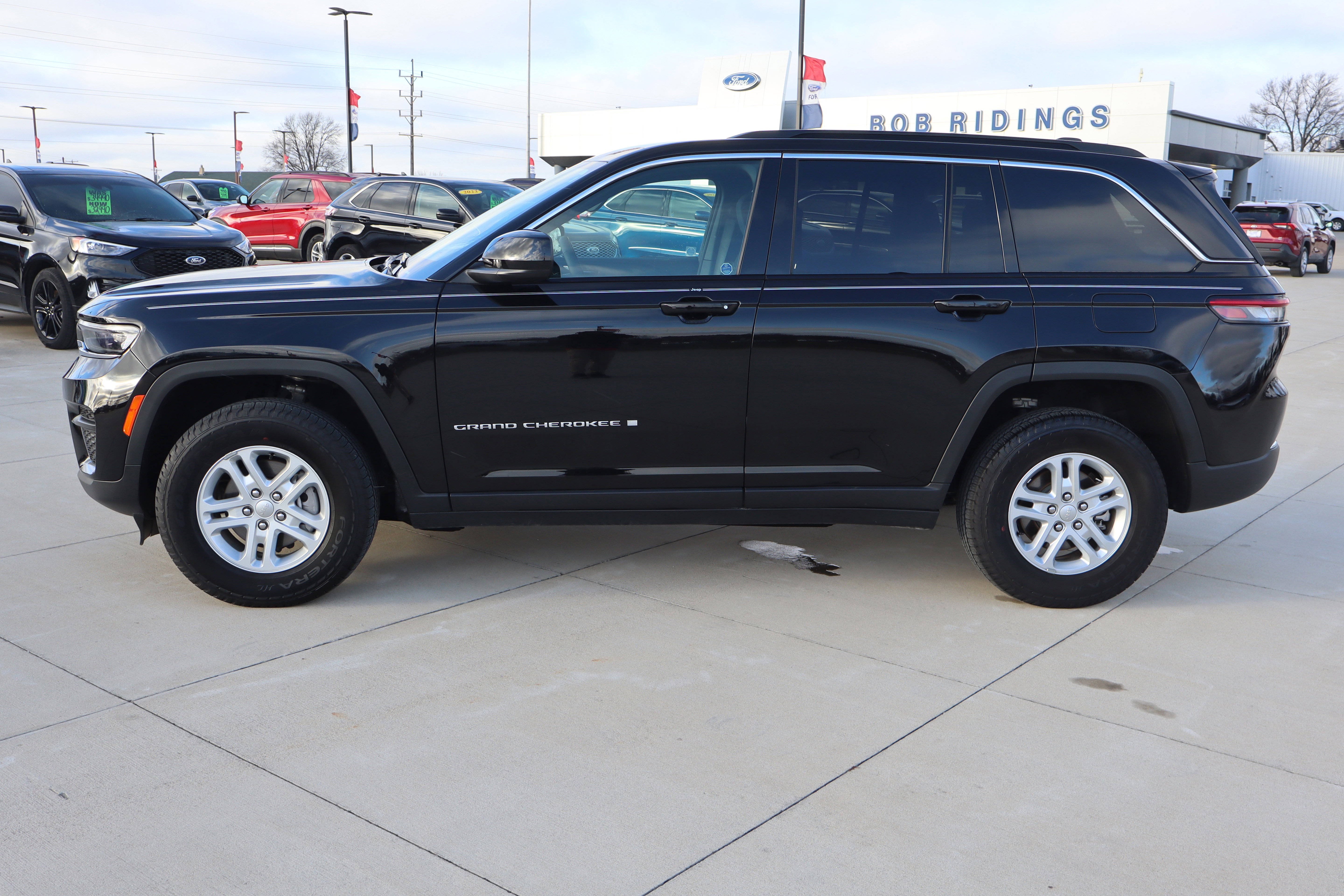 Used 2025 Jeep Grand Cherokee Laredo image 9