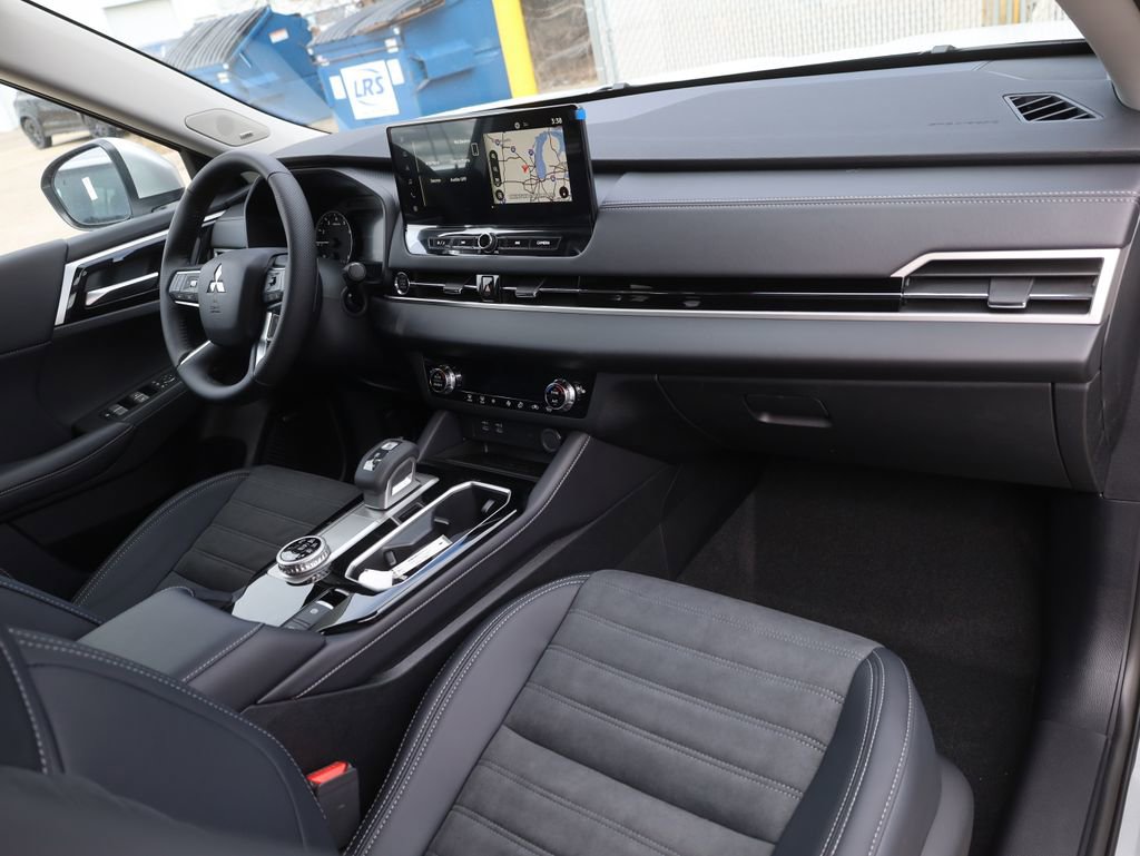 New 2025 Mitsubishi Outlander SE image 14