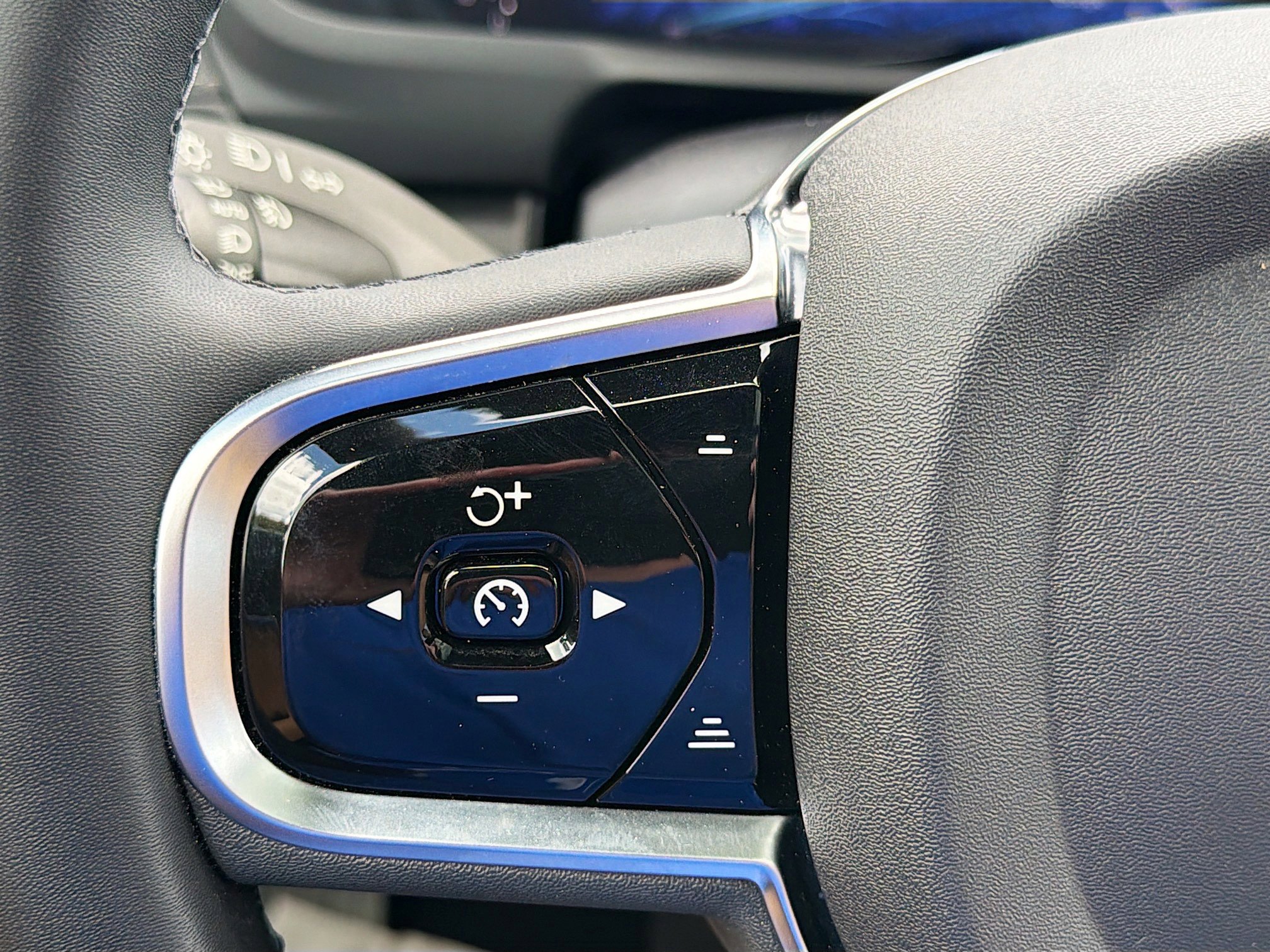 Used 2025 Volvo XC90 B6 Ultra w/ Protection Package Premier image 36