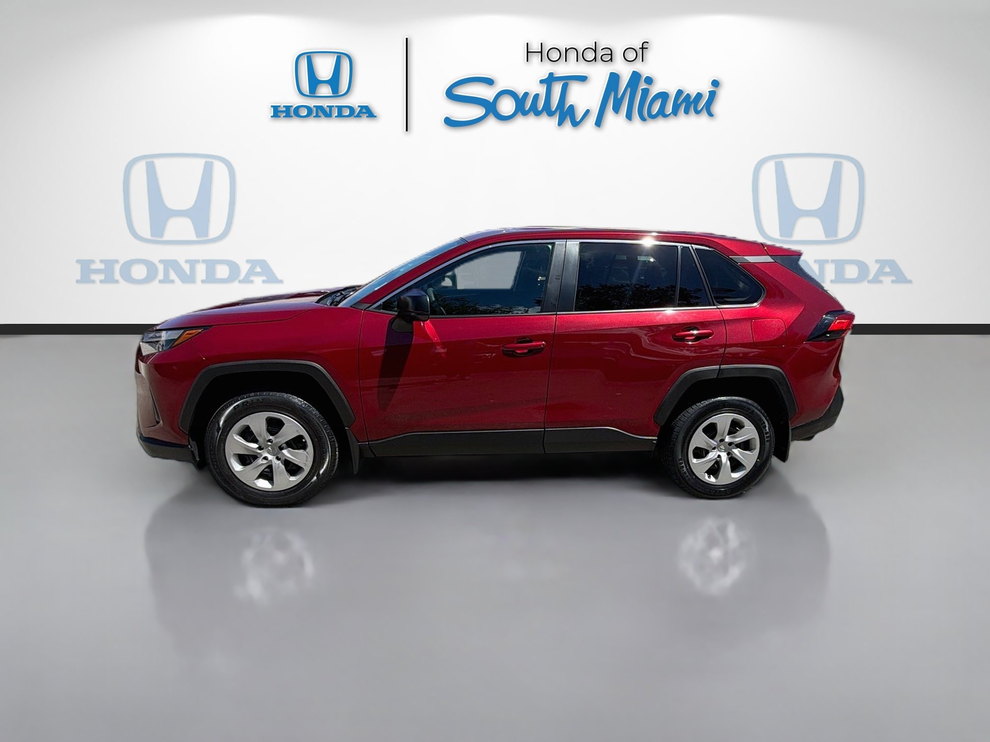 Used 2023 Toyota RAV4 LE AWD/4WD image 4