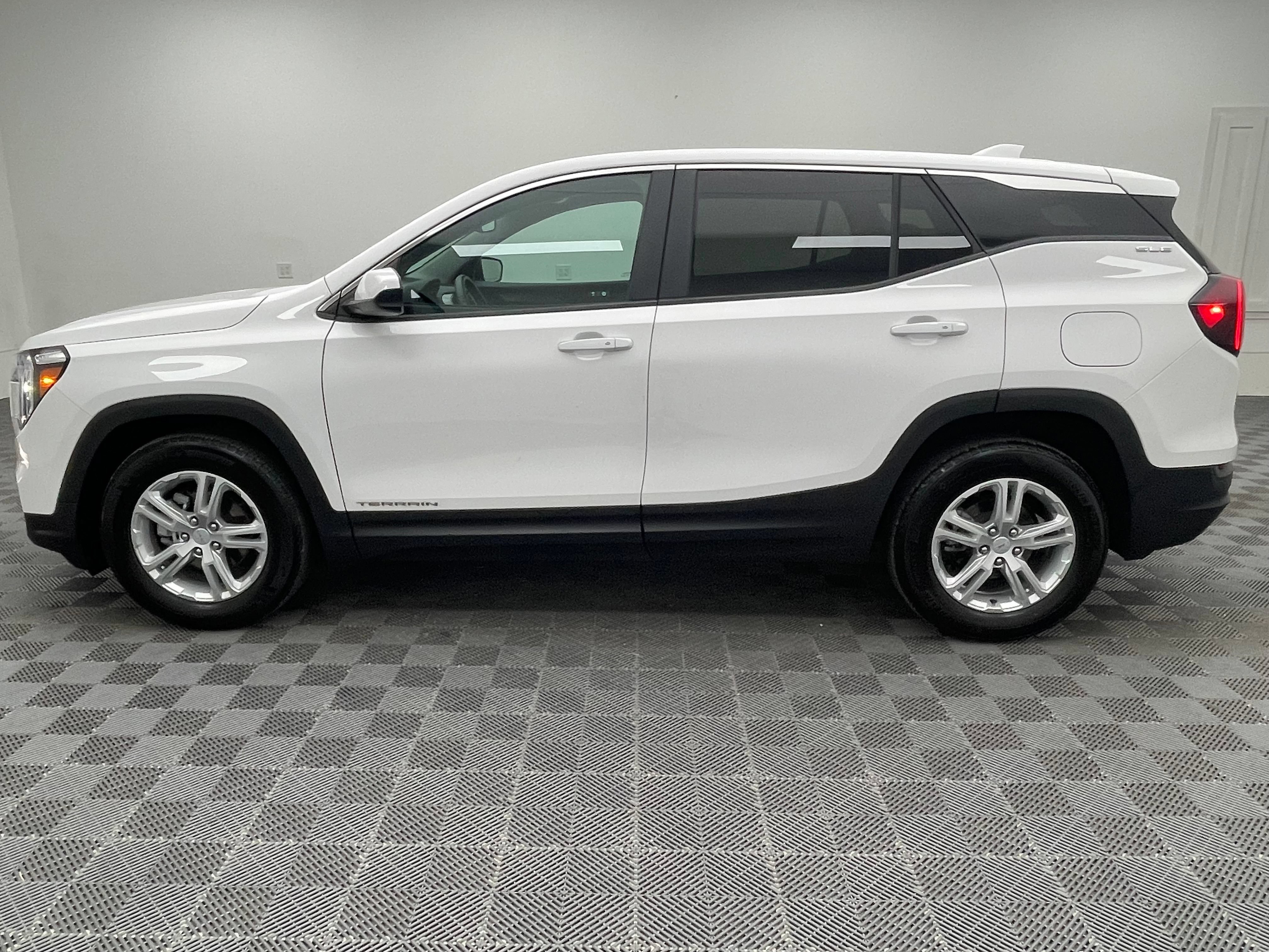 Used 2024 GMC Terrain SLE FWD image 9