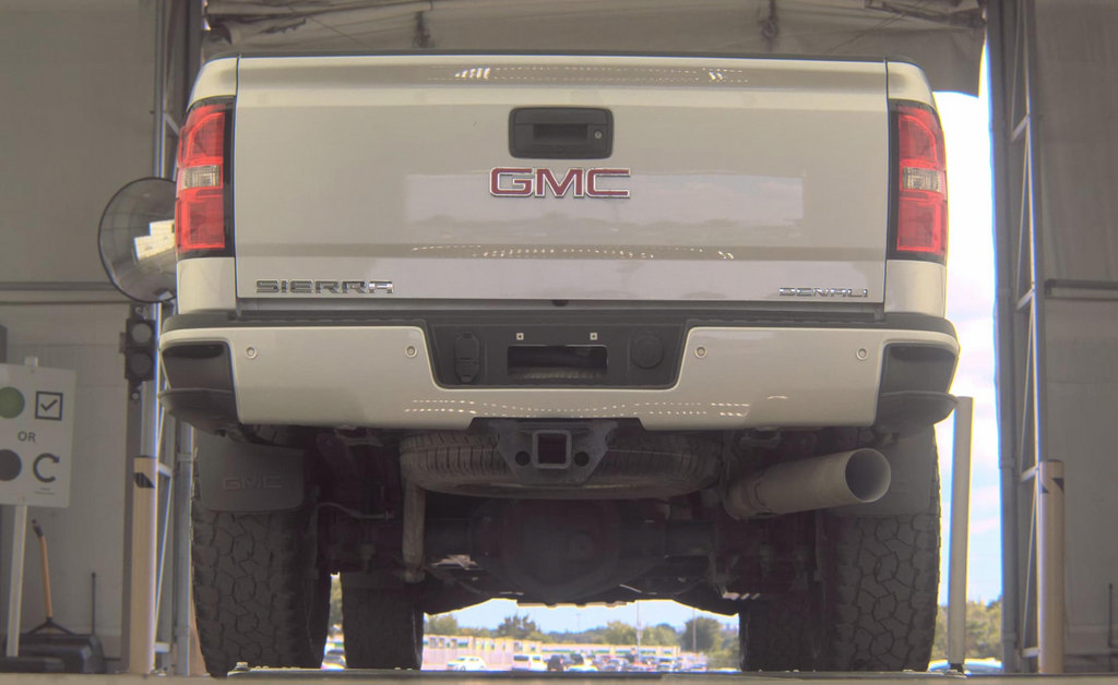 Used 2019 GMC Sierra 2500 Denali w/ Duramax Plus Package AWD/4WD image 7