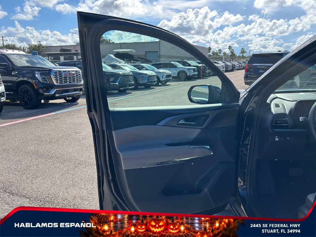 Used 2026 Chevrolet Traverse LT w/ Driver Confidence Package FWD image 11