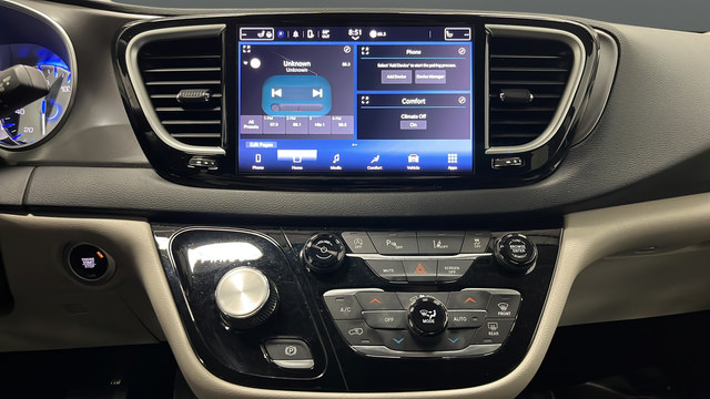 Used 2024 Chrysler Pacifica Touring-L FWD image 12