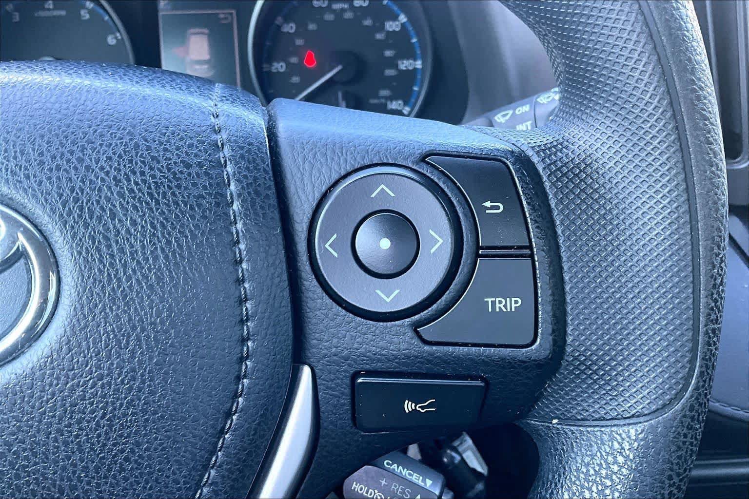 Used 2018 Toyota RAV4 LE FWD image 25