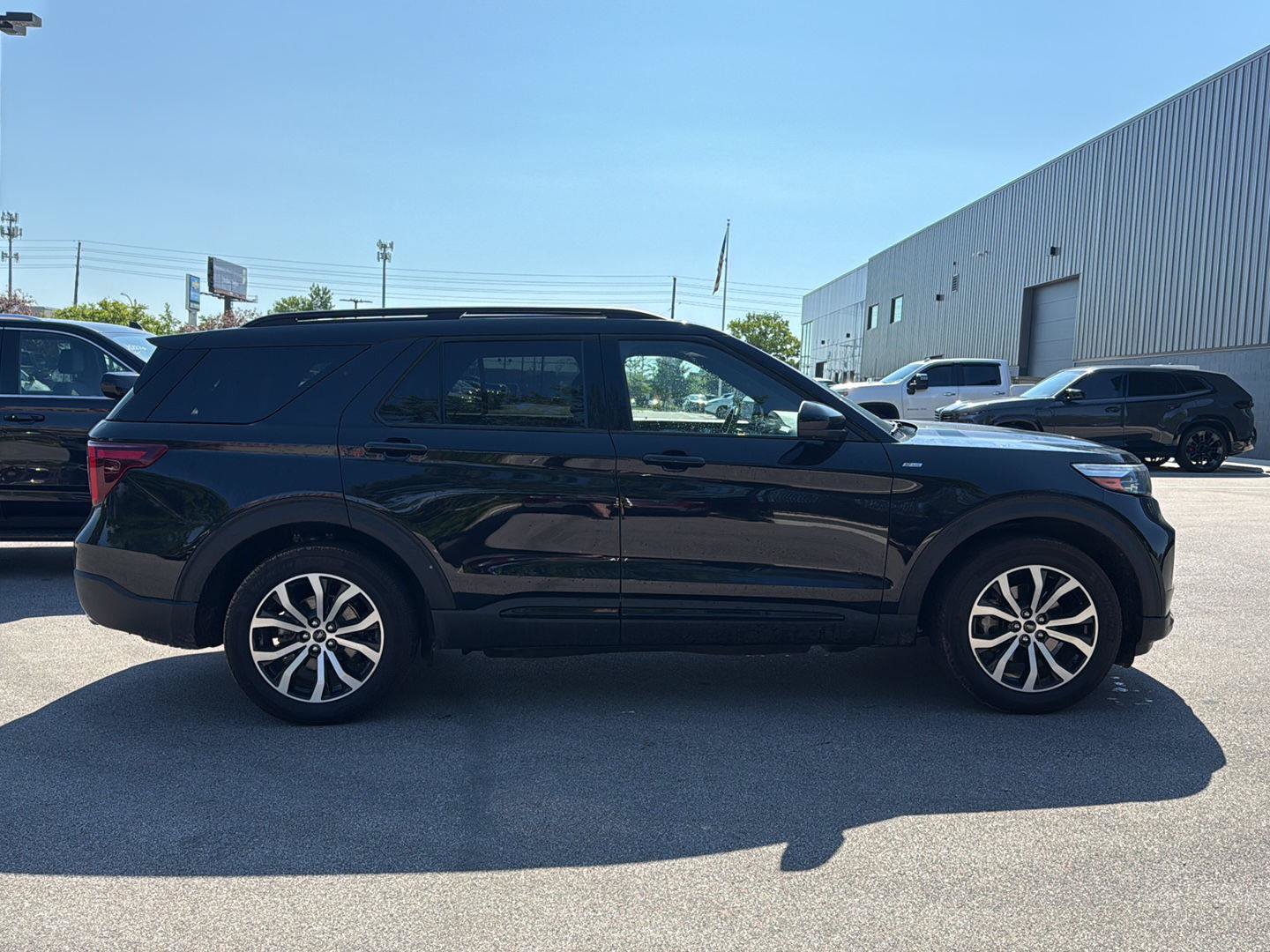 Used 2022 Ford Explorer ST-Line w/ Class IV Trailer Tow Package AWD/4WD image 2