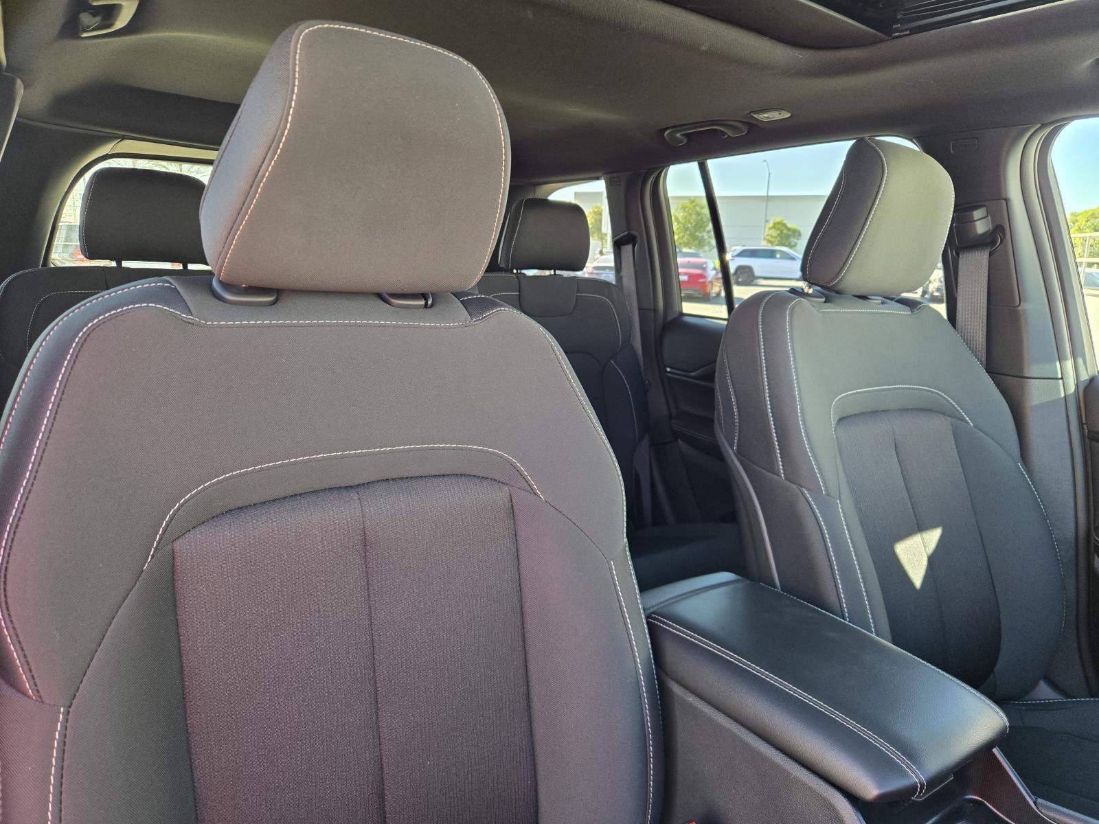 Used 2025 Jeep Grand Cherokee Laredo X image 30