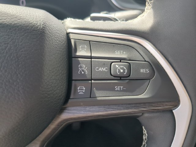 Used 2025 Jeep Grand Cherokee Limited RWD image 32