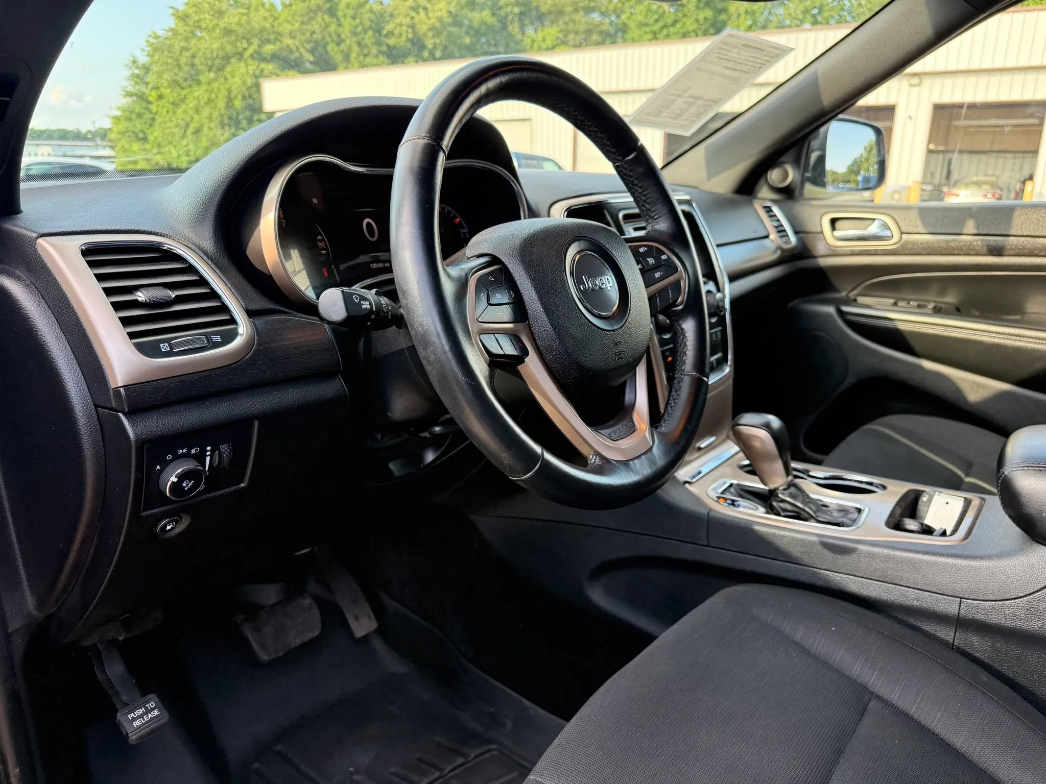Used 2017 Jeep Grand Cherokee Laredo AWD/4WD image 17
