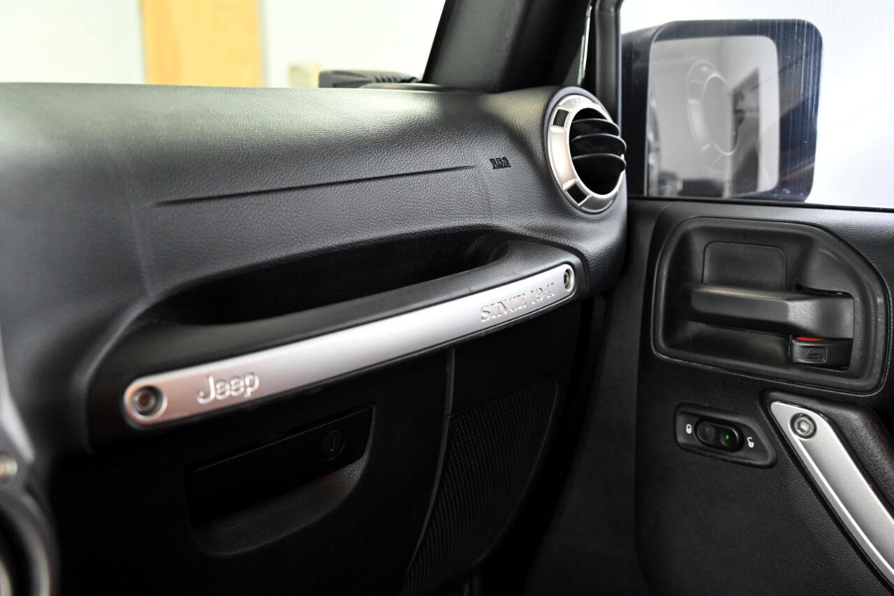 Used 2018 Jeep Wrangler Unlimited Rubicon w/ Cold Weather Group image 34