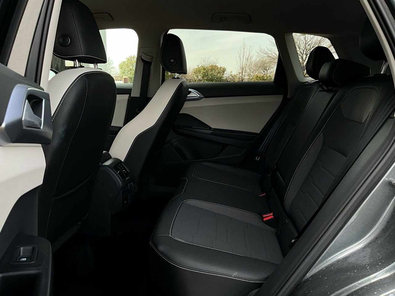 Used 2025 Volkswagen Taos SE image 12