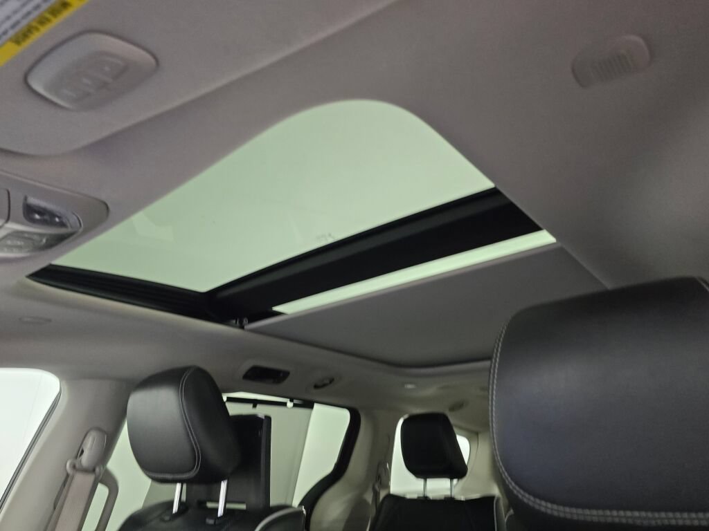Used 2022 Chrysler Pacifica Limited w/ Uconnect Theater Family Group FWD image 36