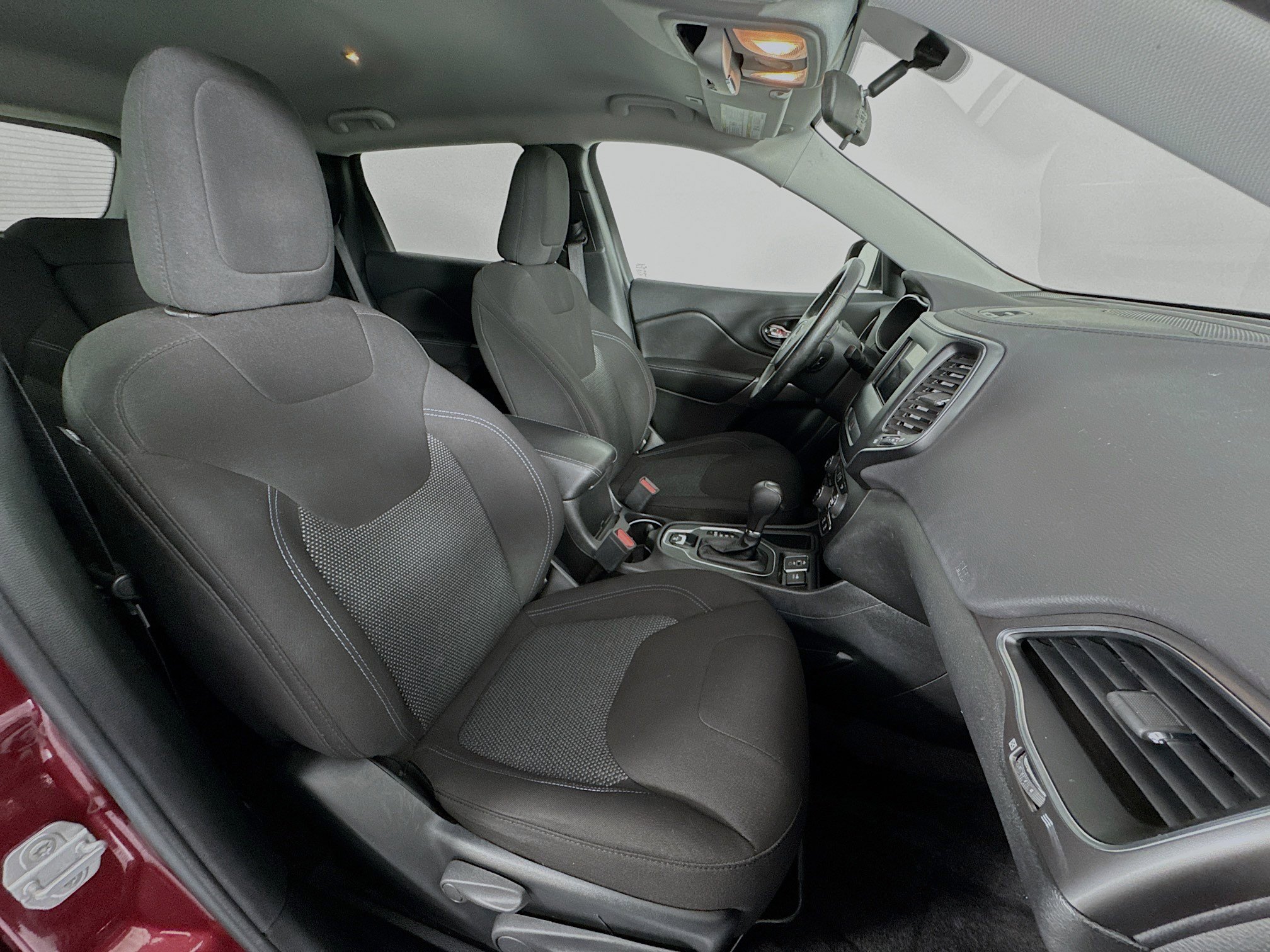 Used 2019 Jeep Cherokee Latitude w/ Cold Weather Group image 27