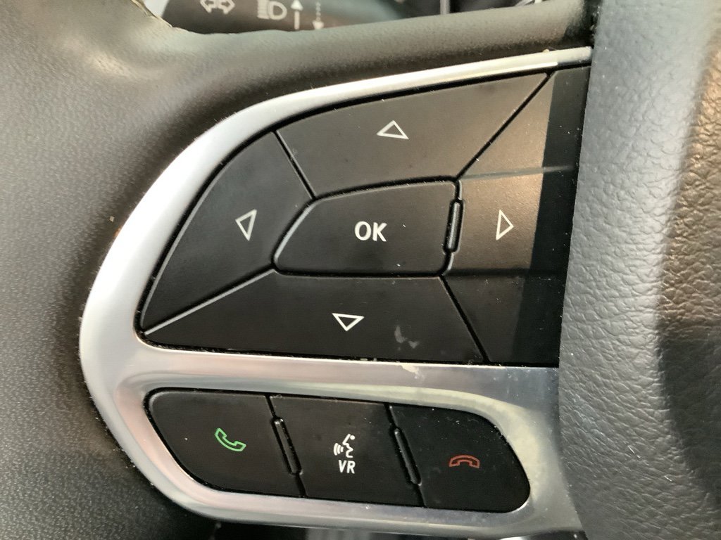 Used 2025 Chrysler Pacifica Select image 16