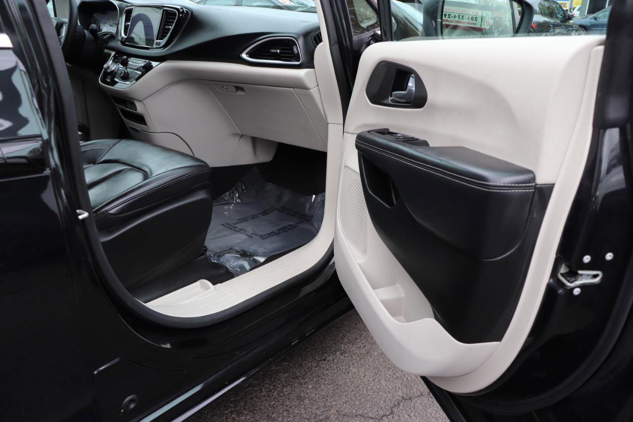 Used 2023 Chrysler Pacifica Touring-L image 17