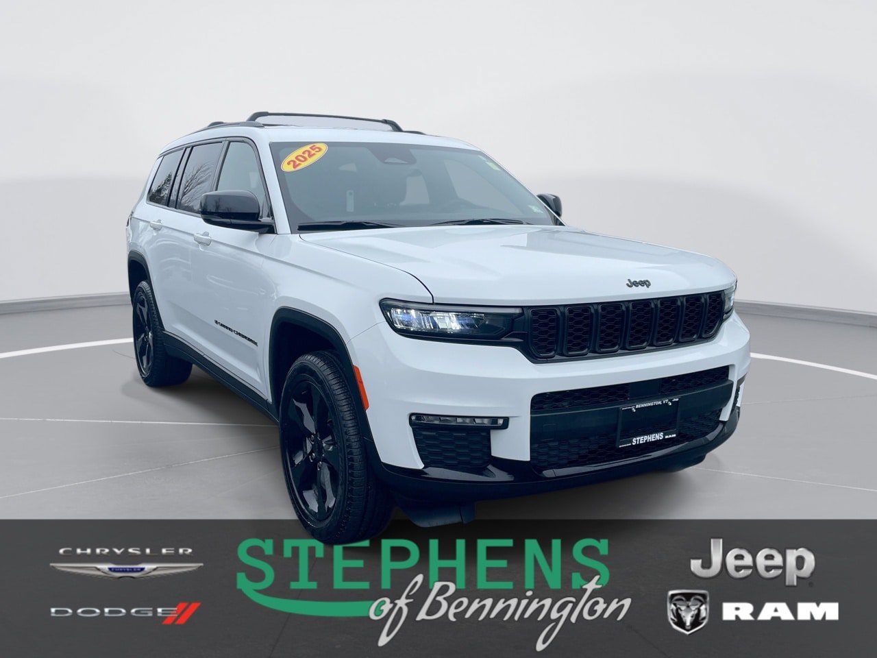 Used 2025 Jeep Grand Cherokee L Limited w/ Black Appearance Package AWD/4WD image 1