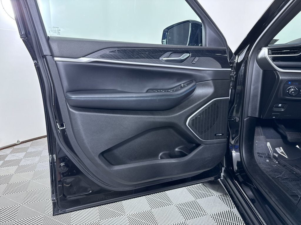 Used 2023 Jeep Grand Cherokee Trailhawk w/ Advanced Protech Group II AWD/4WD image 31