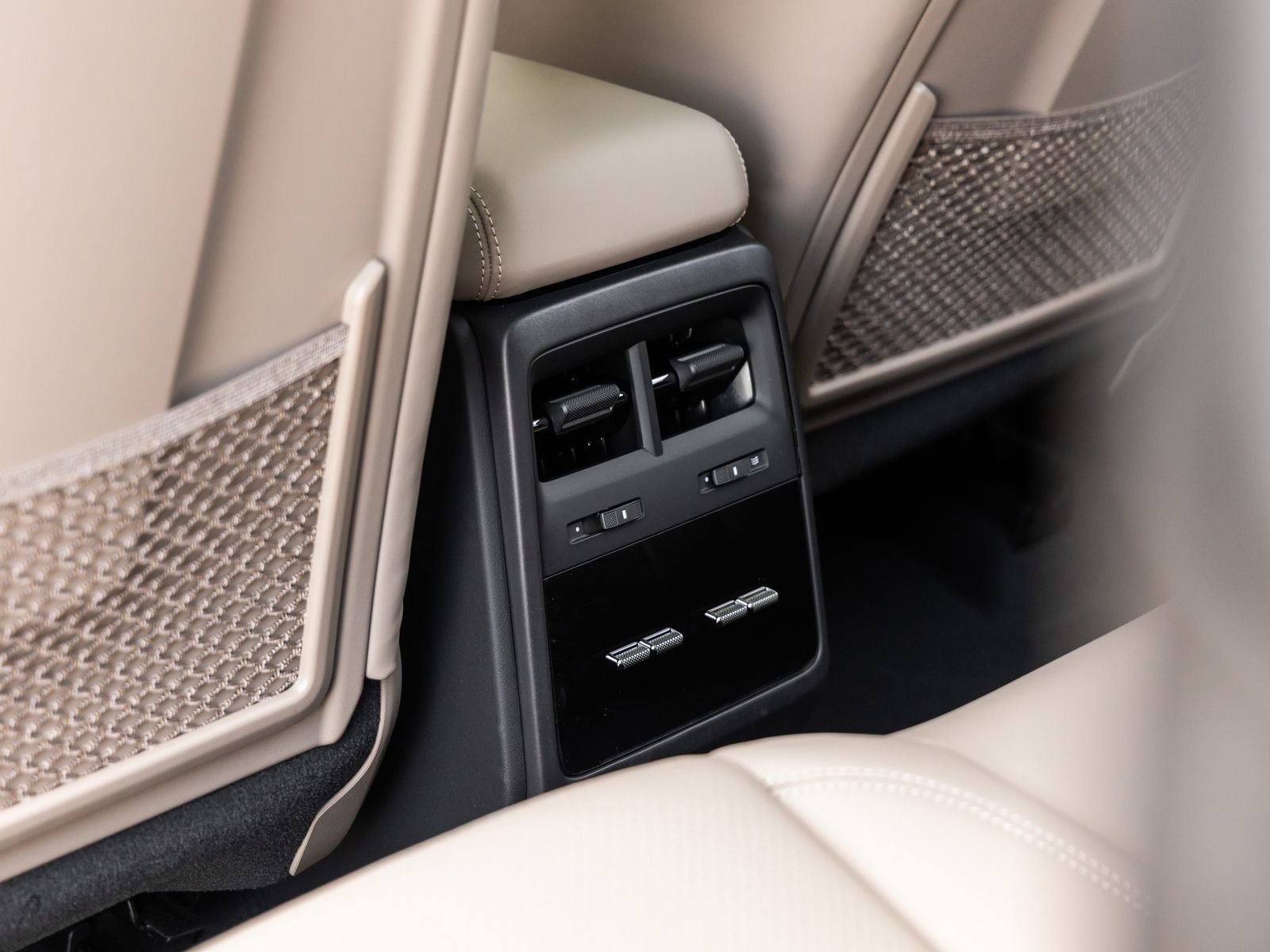 Certified 2025 Porsche Macan Electric image 34