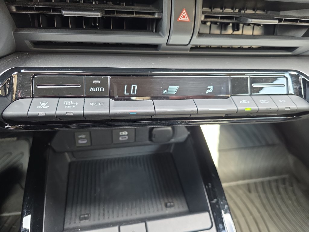 Used 2024 Toyota Prius LE AWD/4WD image 26