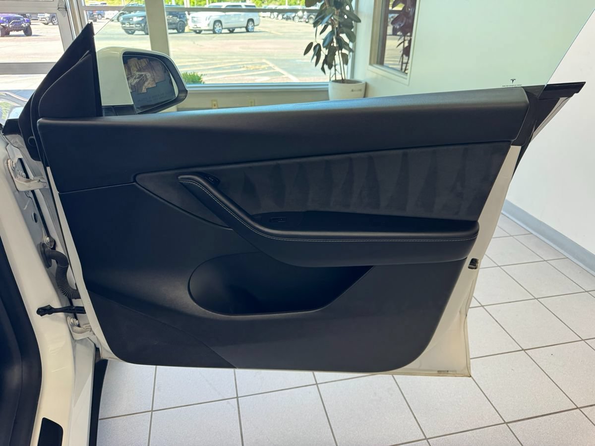 Used 2021 Tesla Model Y Long Range AWD/4WD image 14