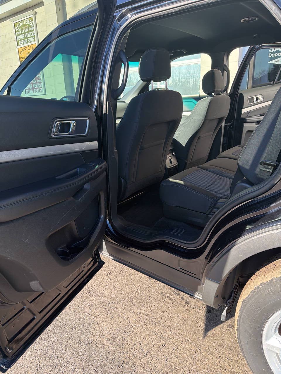 Used 2017 Ford Explorer XLT w/ Equipment Group 201A AWD/4WD image 8