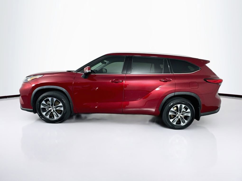 Used 2022 Toyota Highlander XLE AWD/4WD image 6