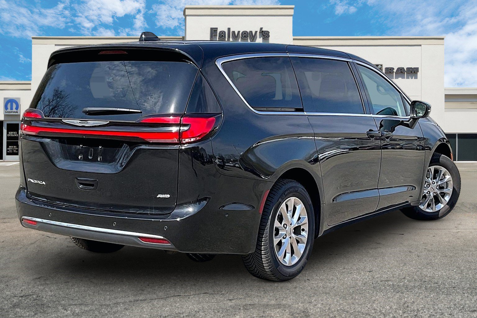Used 2023 Chrysler Pacifica Touring-L image 2