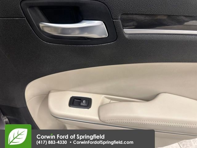 Used 2022 Chrysler 300 Touring w/ Sport Appearance Package image 15