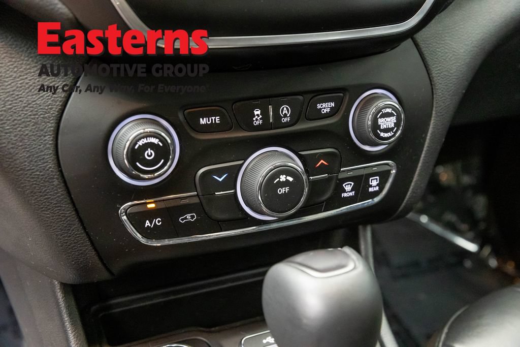 Used 2021 Jeep Cherokee Latitude Plus AWD/4WD image 21