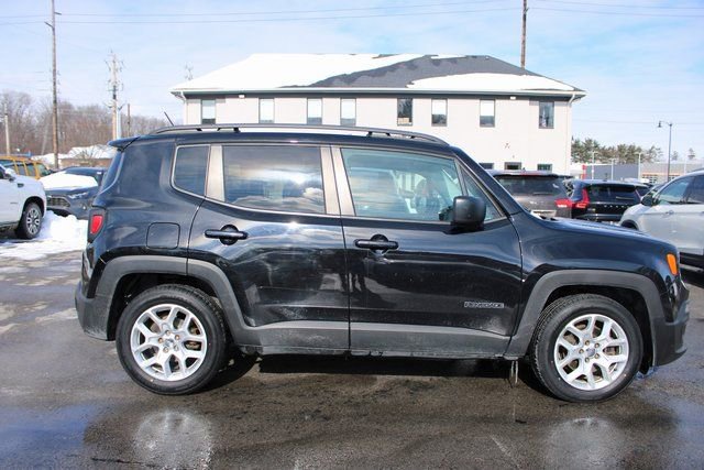 Used 2016 Jeep Renegade Latitude w/ Cold Weather Group FWD image 6
