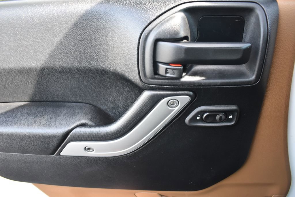 Used 2015 Jeep Wrangler Unlimited Sahara w/ Connectivity Group image 11