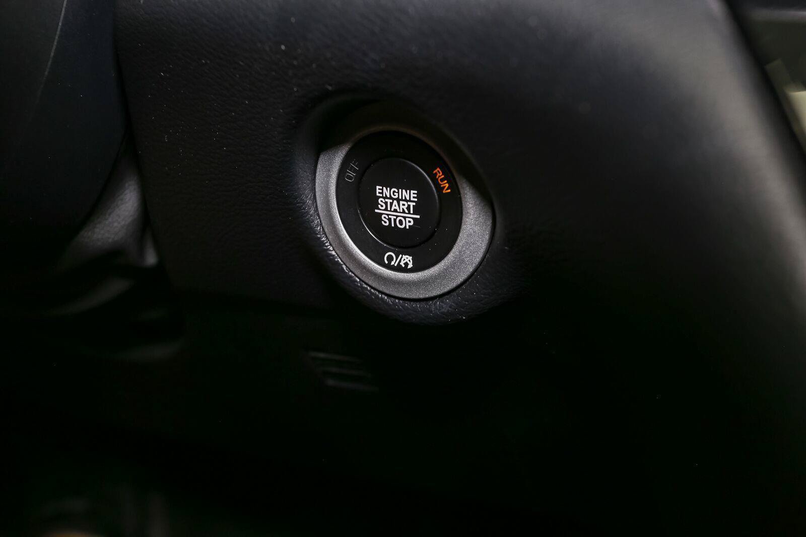 Used 2025 Chrysler Pacifica Select FWD image 33