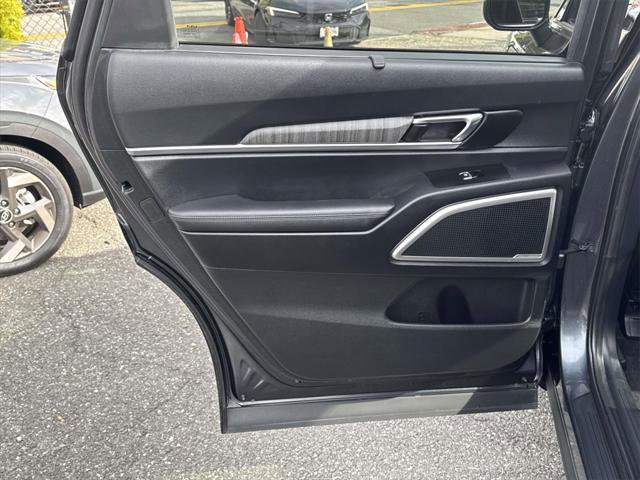 Used 2023 Kia Telluride EX w/ EX Captain's Chair Package image 10