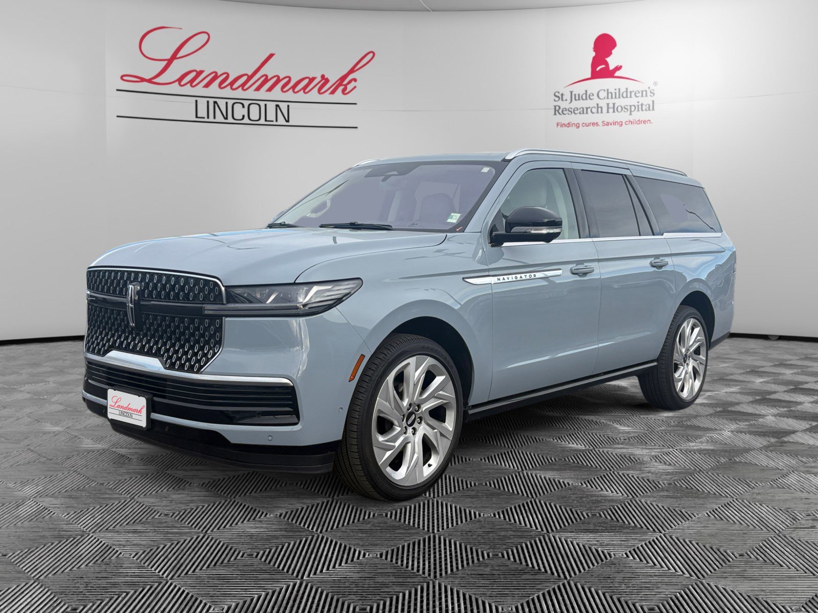 Certified 2025 Lincoln Navigator L Reserve image 1