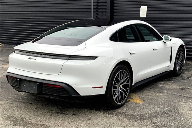 Used 2022 Porsche Taycan image 10