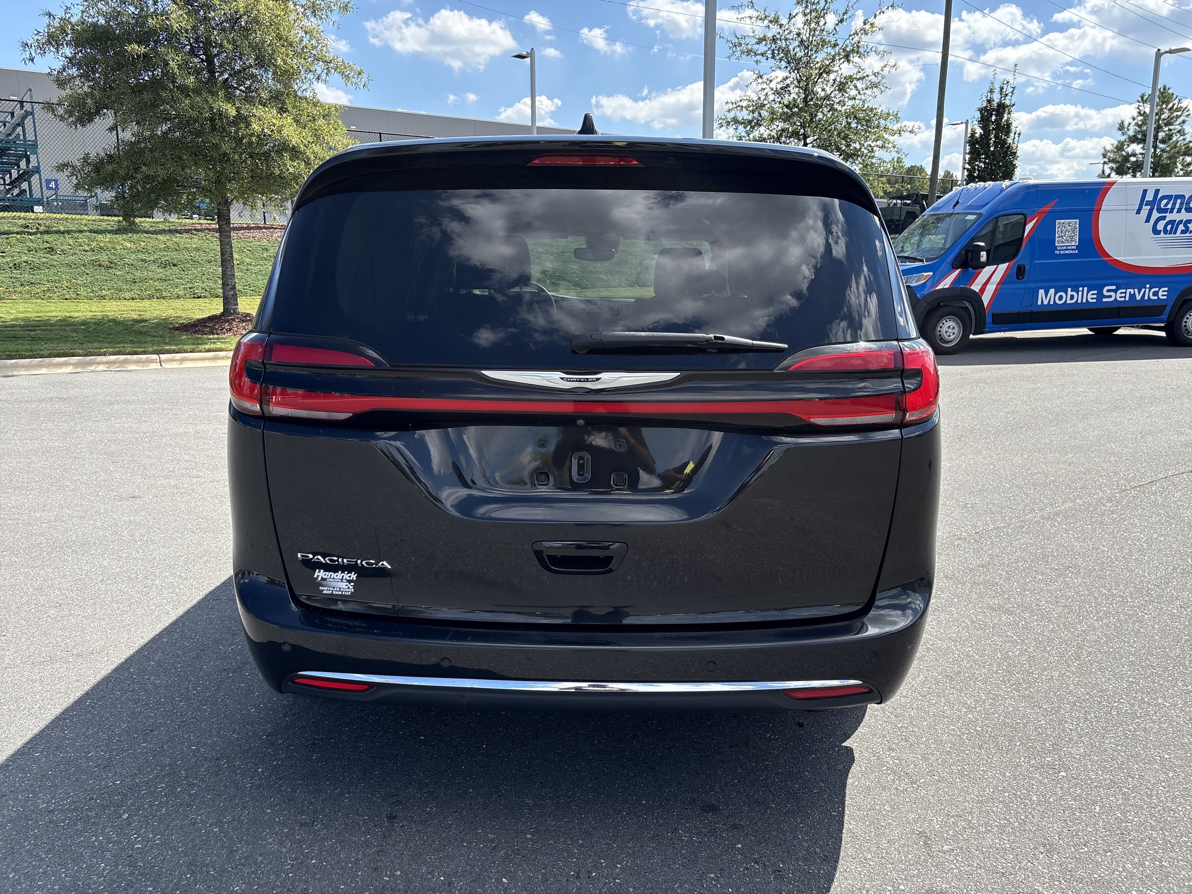 Used 2023 Chrysler Pacifica Touring-L FWD image 8