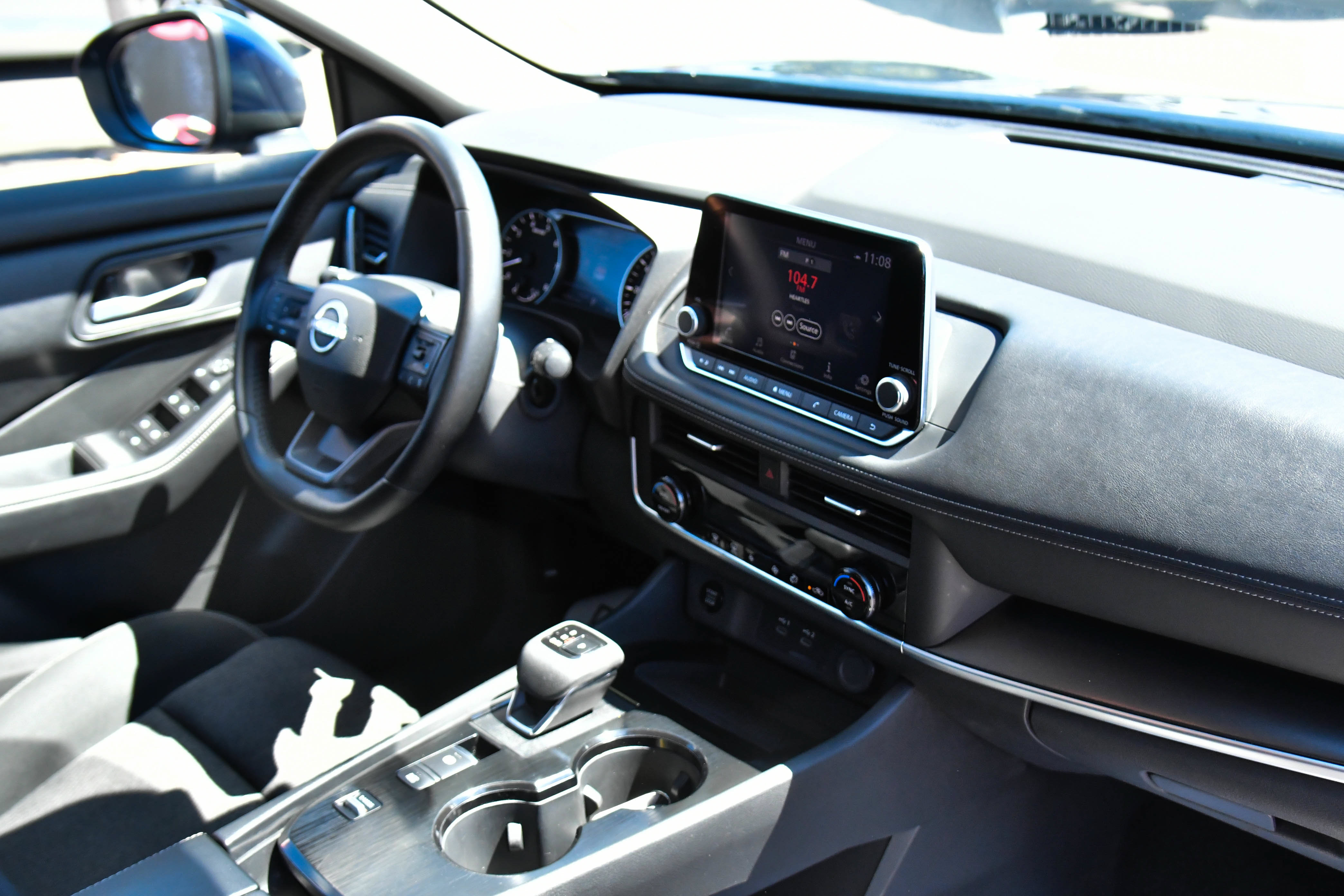 Used 2025 Nissan Rogue SV FWD image 44