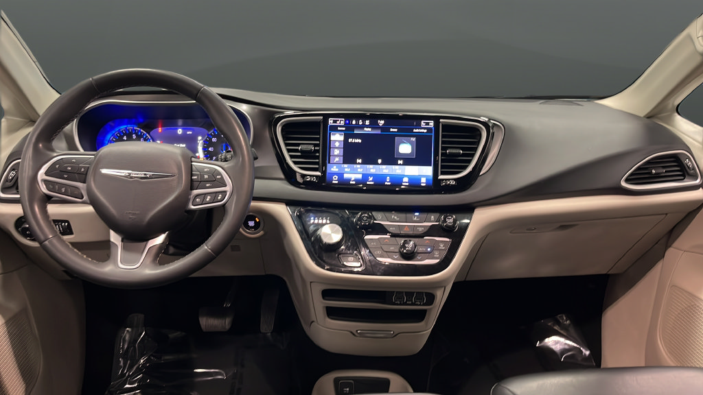 Used 2023 Chrysler Pacifica Touring-L FWD image 11