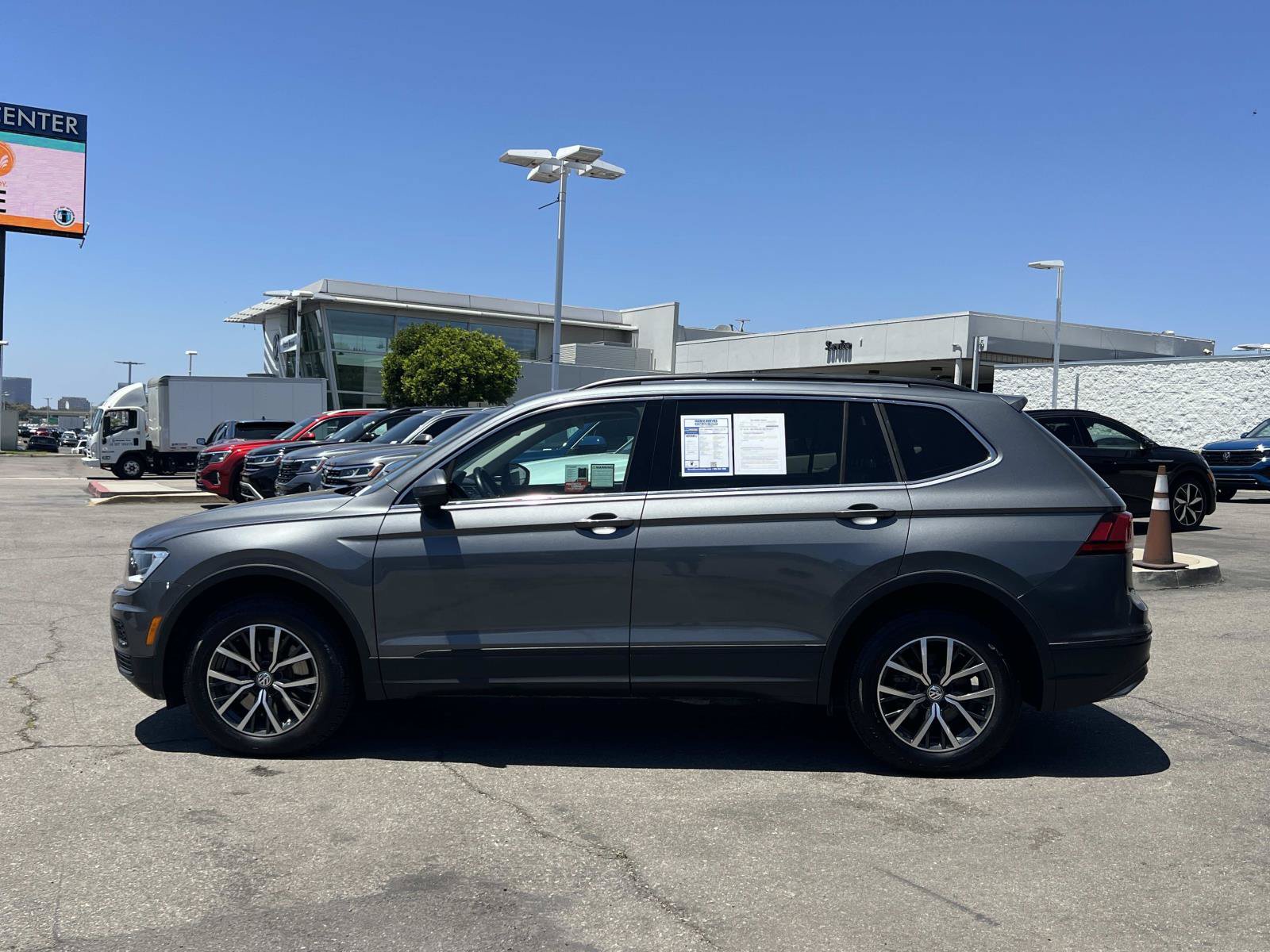 Used 2019 Volkswagen Tiguan SE w/ Panoramic Sunroof Package FWD image 2