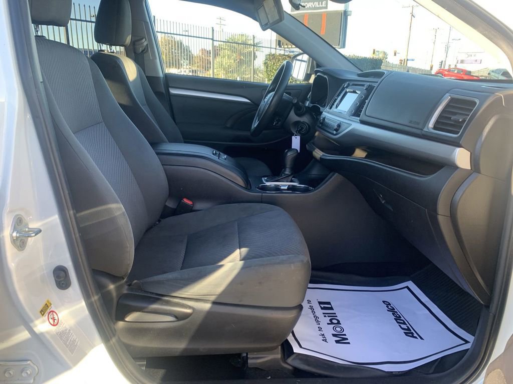 Used 2019 Toyota Highlander LE image 26