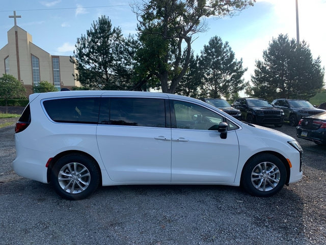 New 2027 Chrysler Pacifica Select FWD image 7