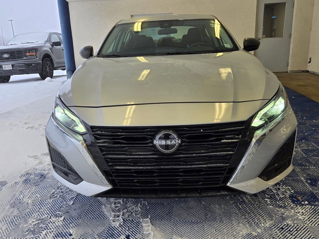 Used 2024 Nissan Altima 2.5 SV image 2