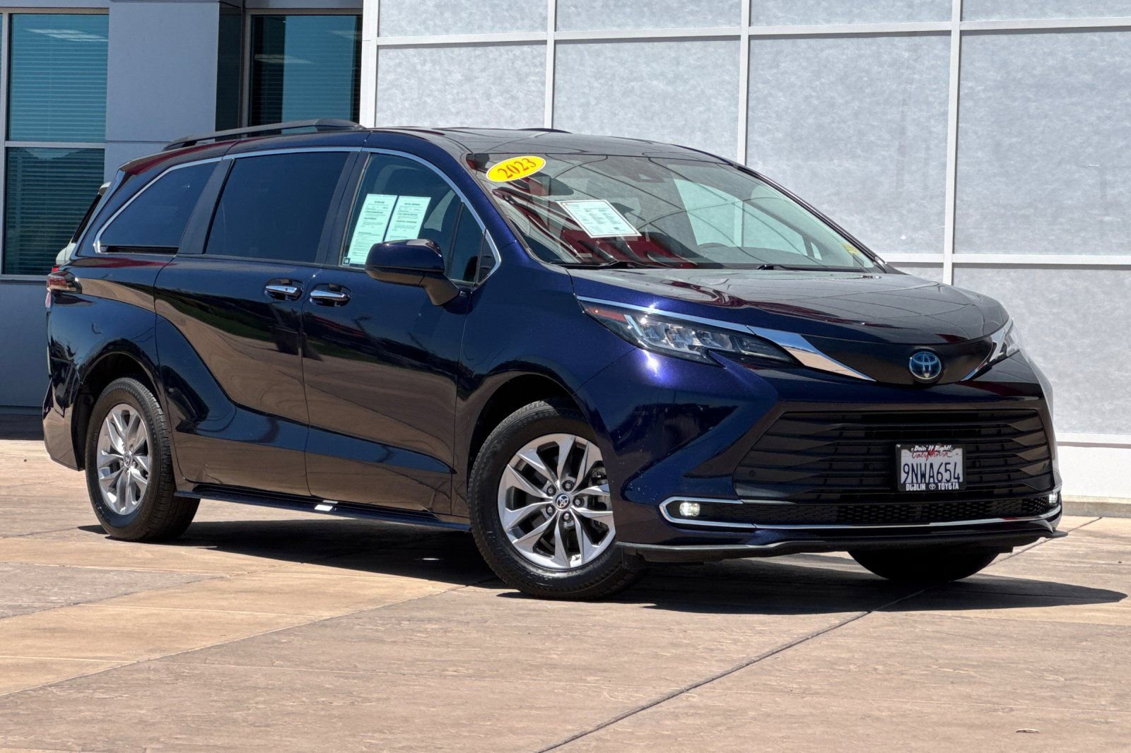 Certified 2023 Toyota Sienna XLE FWD image 2