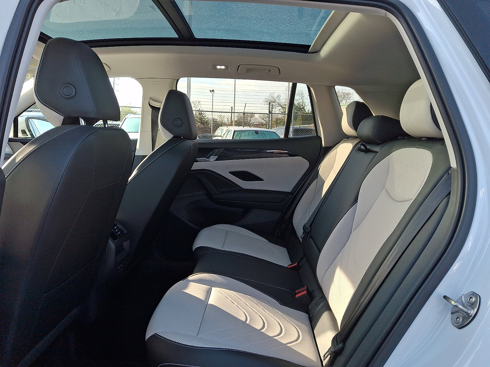 Certified 2025 Volkswagen Tiguan SE image 10